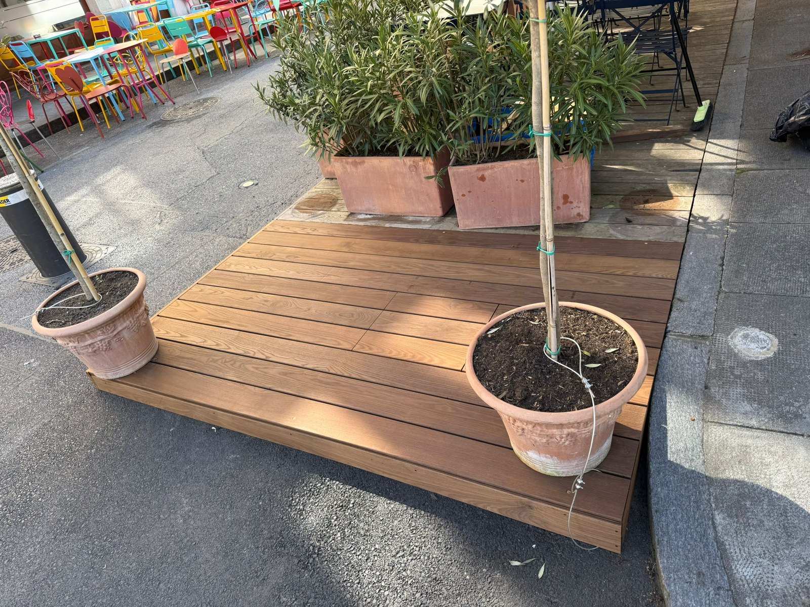 Terrasse en bois agrandie sur la rue : nouveau plancher en lames dans le prolongement de la terrasse existante
