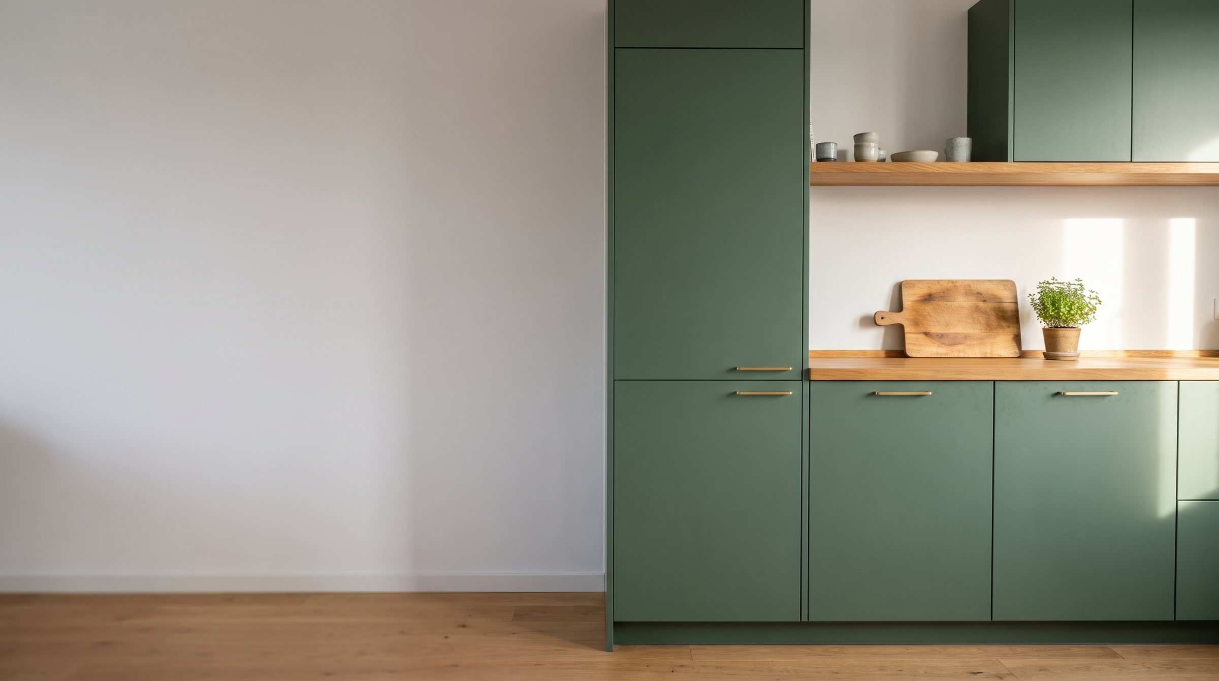 Cuisine sur mesure aux façades vert sapin, plan de travail et étagère en chêne — image d’ambiance