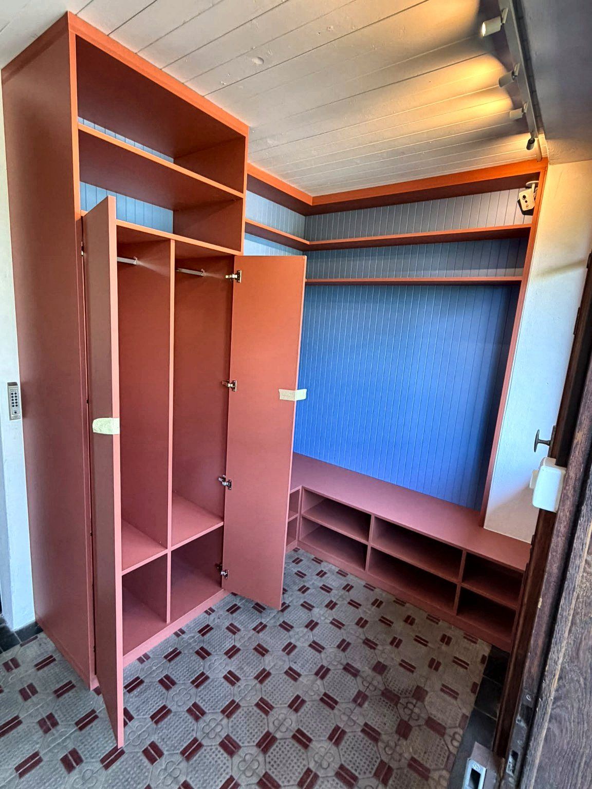Armoire corail ouverte, avec sa penderie, à Petit-Lancy