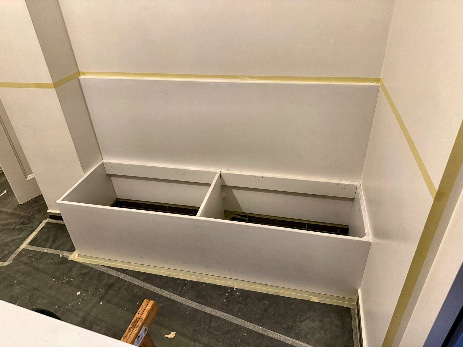 Caisson brut de la banquette ajusté dans le renfoncement avant sa finition, à Genève