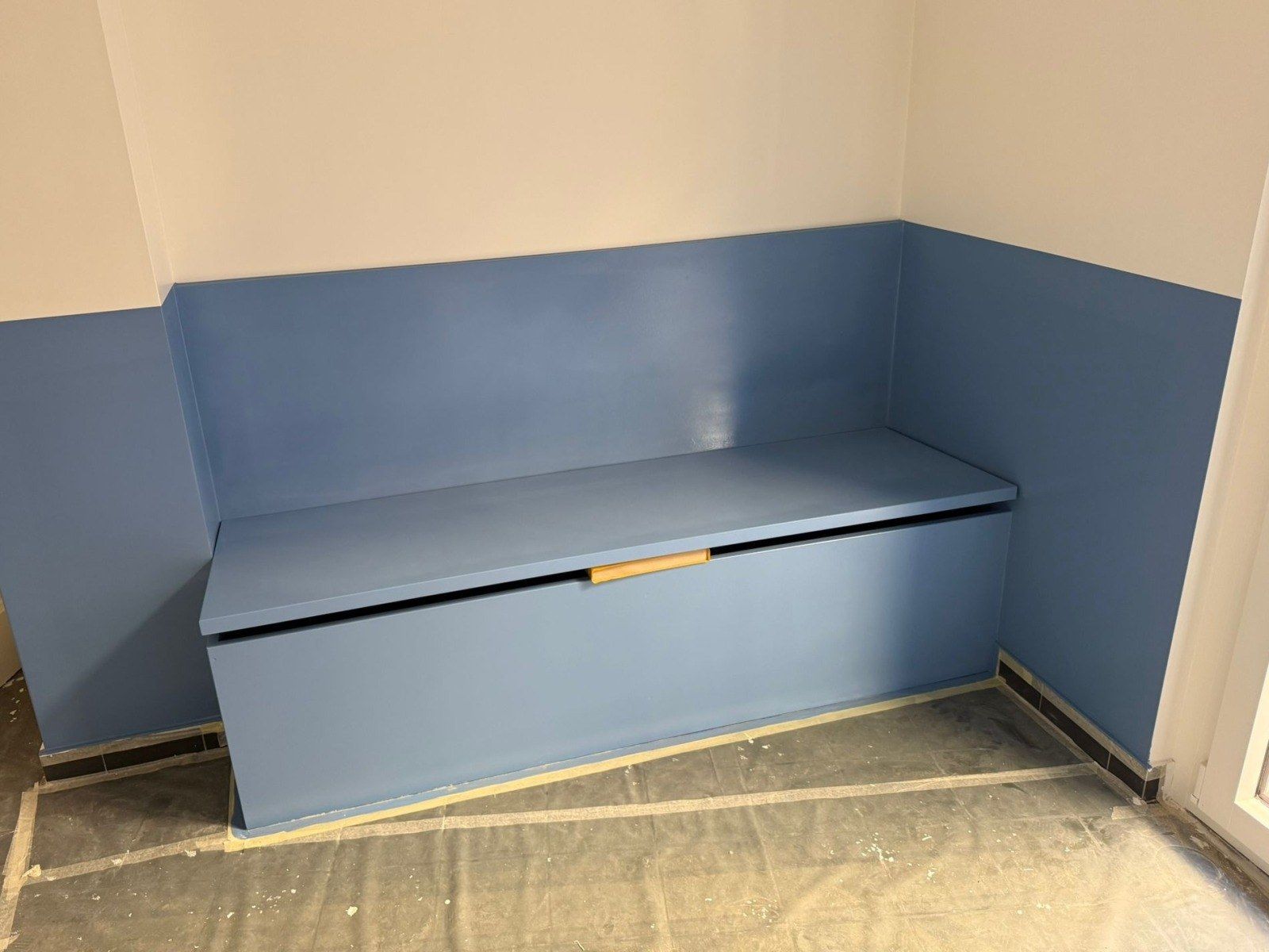 La même banquette terminée, finition bleue assortie au soubassement
