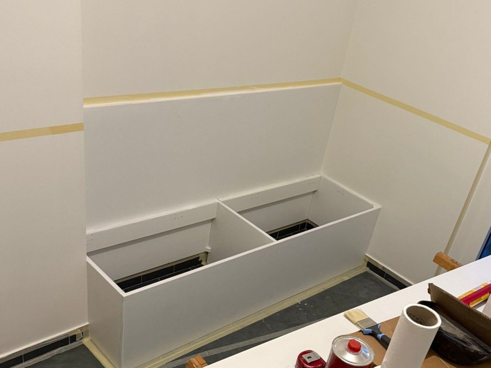 Caisson brut de la banquette fabriqué sur place, avec l’établi de chantier au premier plan