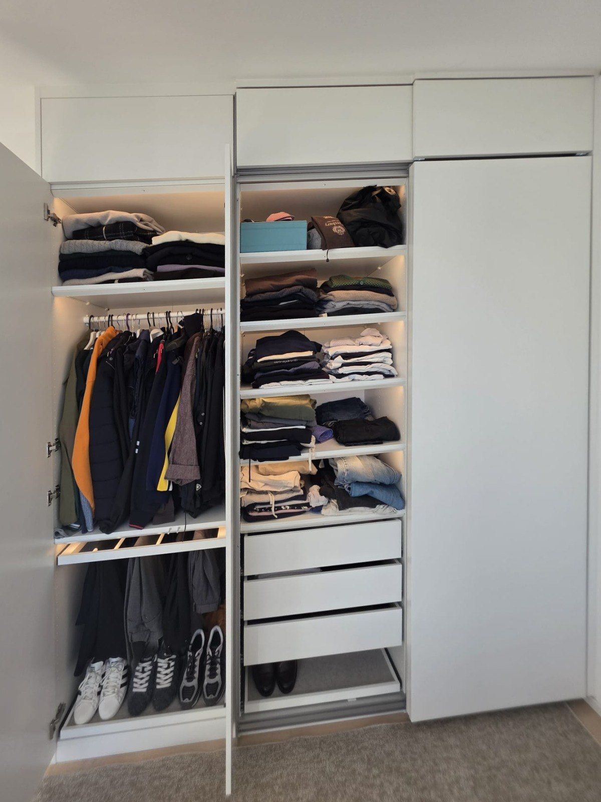 Armoire sur mesure ouverte : penderie, étagères éclairées en LED, tiroirs et rangement à chaussures
