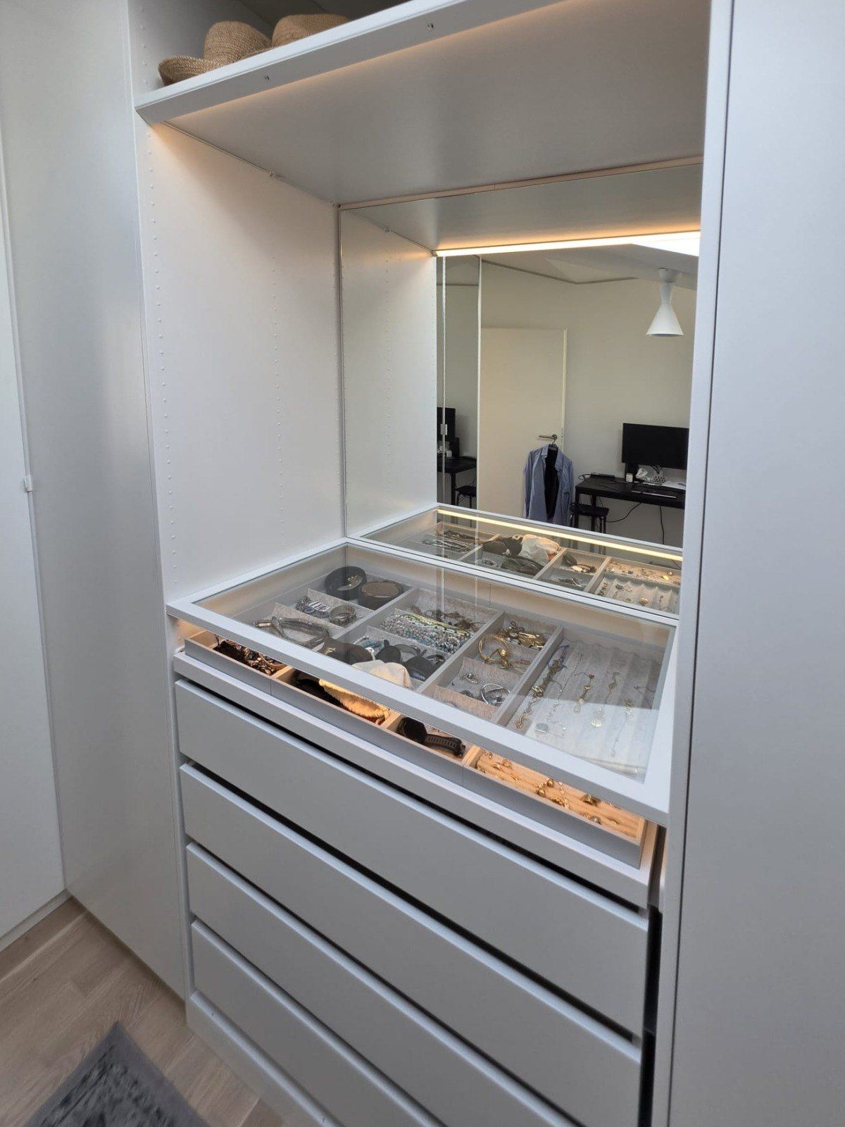 Meuble de dressing avec tiroir vitré à bijoux, tiroirs blancs et étagère éclairée en LED