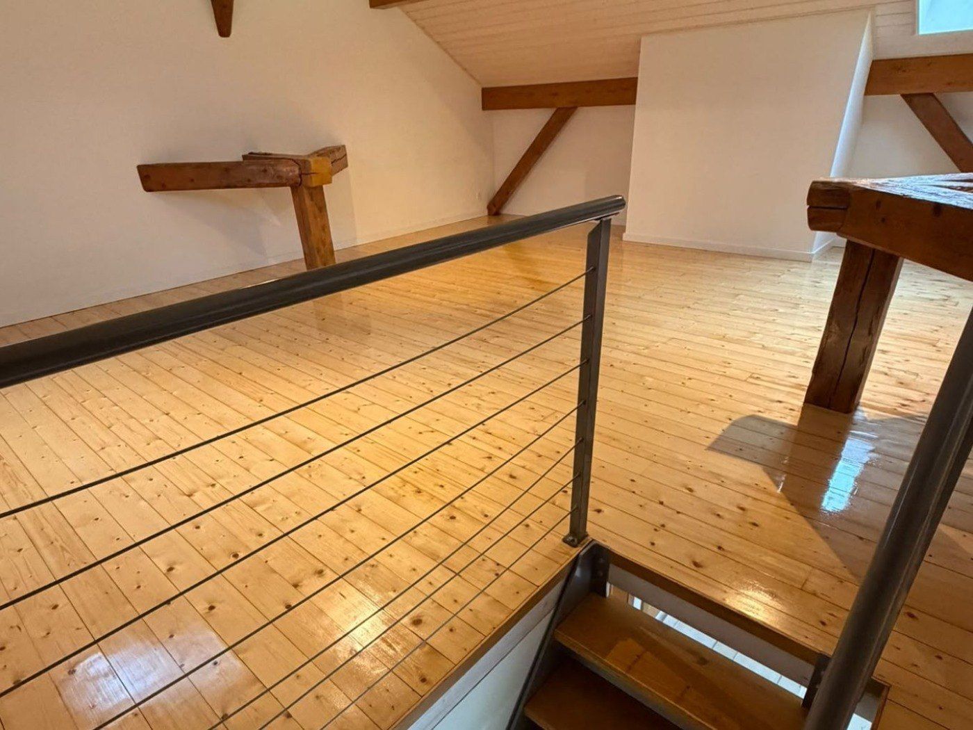 Le même plancher après ponçage et remise en finition, à la teinte claire