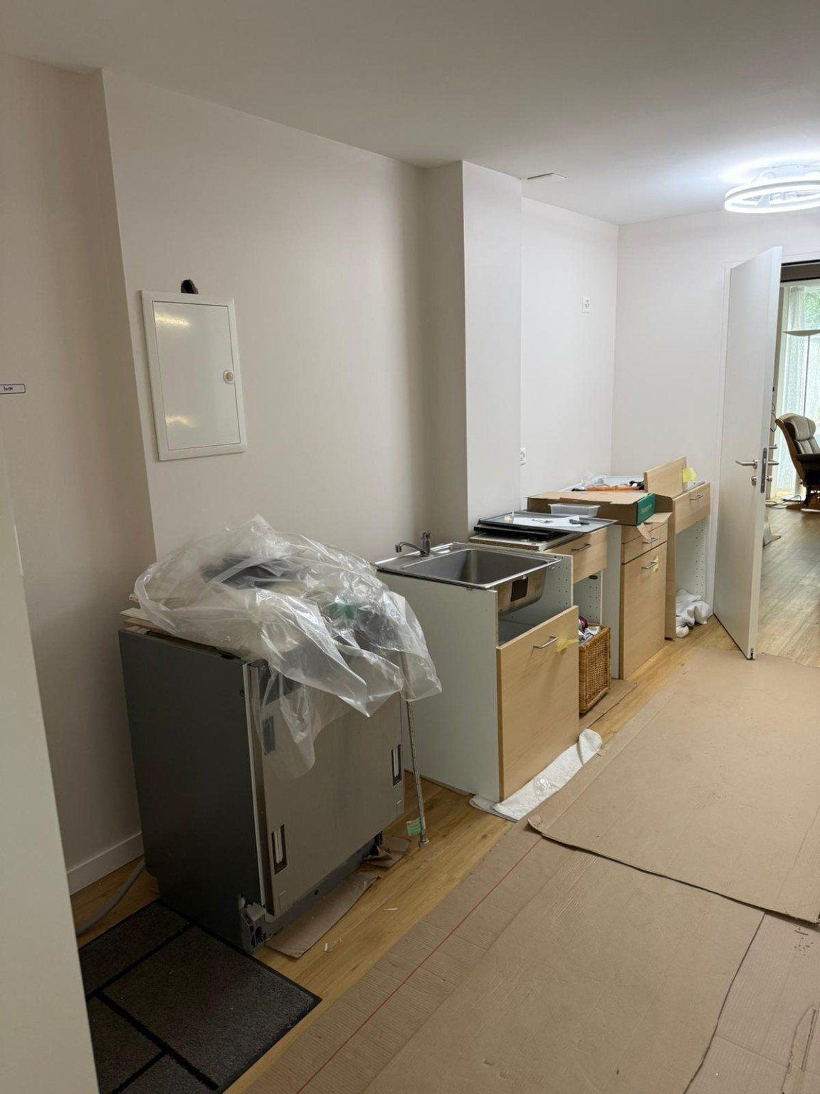 Meubles de cuisine en cours de montage à Nyon