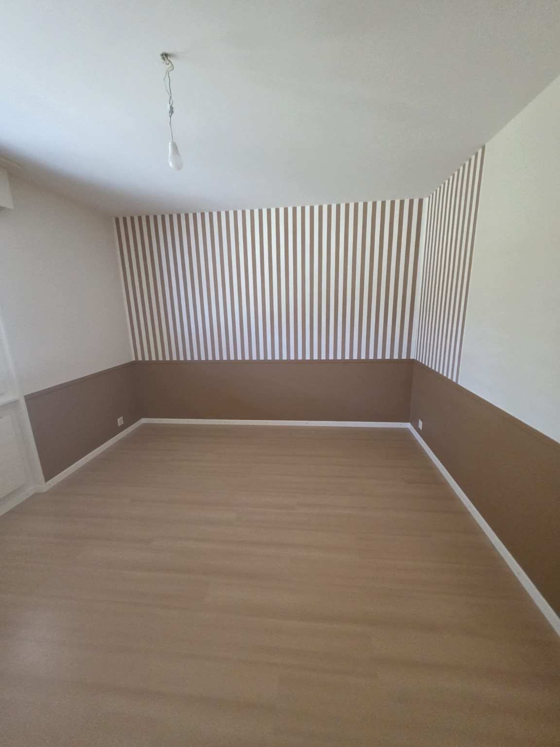 Chambre rénovée à Vevey avec son nouveau sol stratifié en lames droites