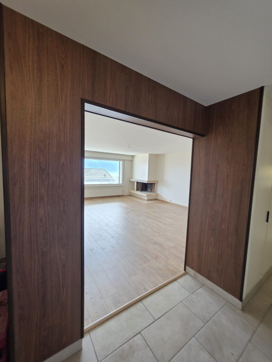 Passage habillé en finition bois dans l’appartement rénové à Vevey