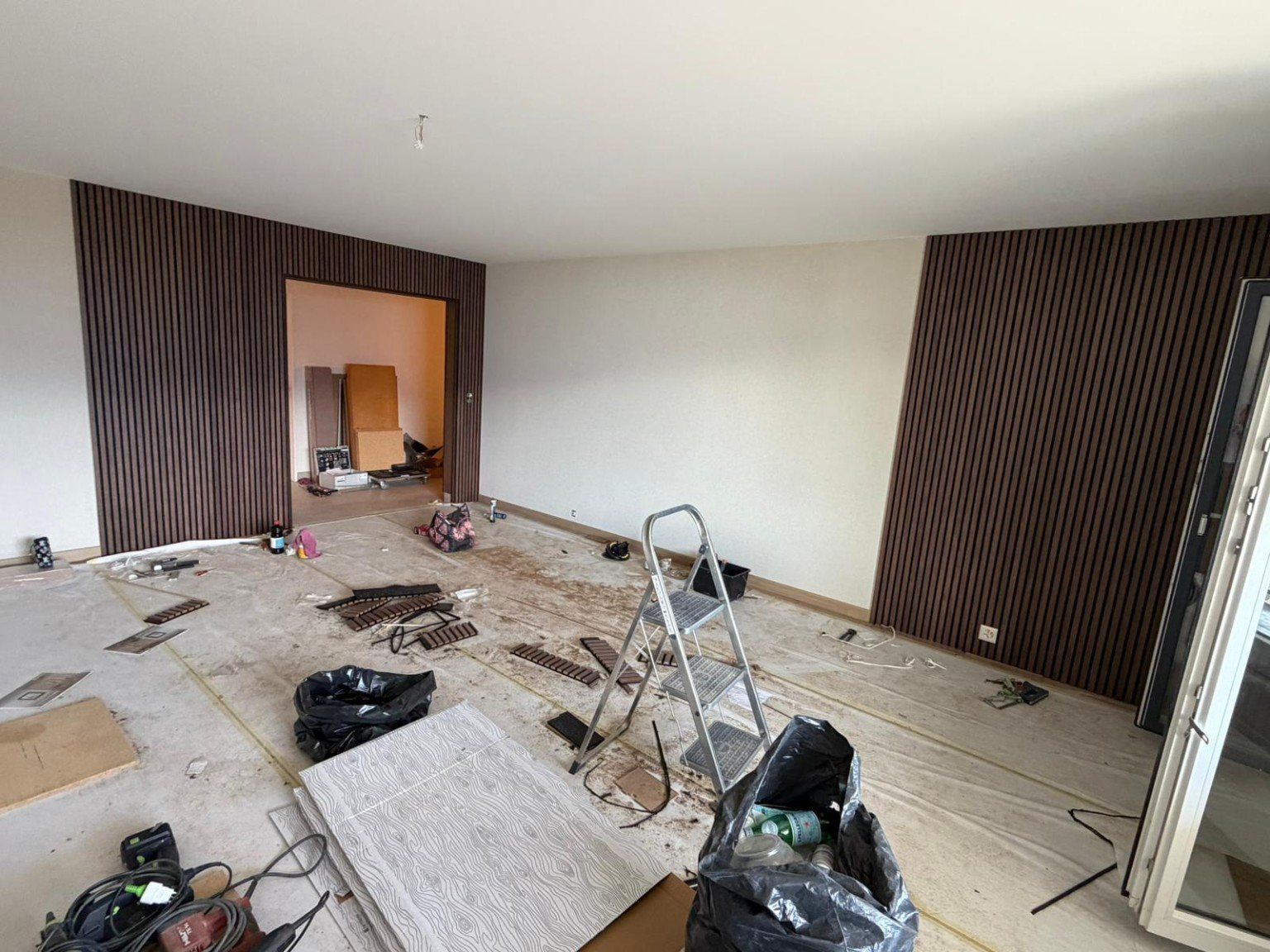 Séjour en cours de chantier à Vevey, habillages en tasseaux posés et sol protégé