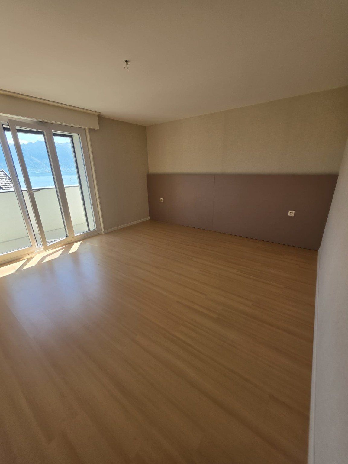 Chambre avec panneau de tête de lit sur mesure, à Vevey