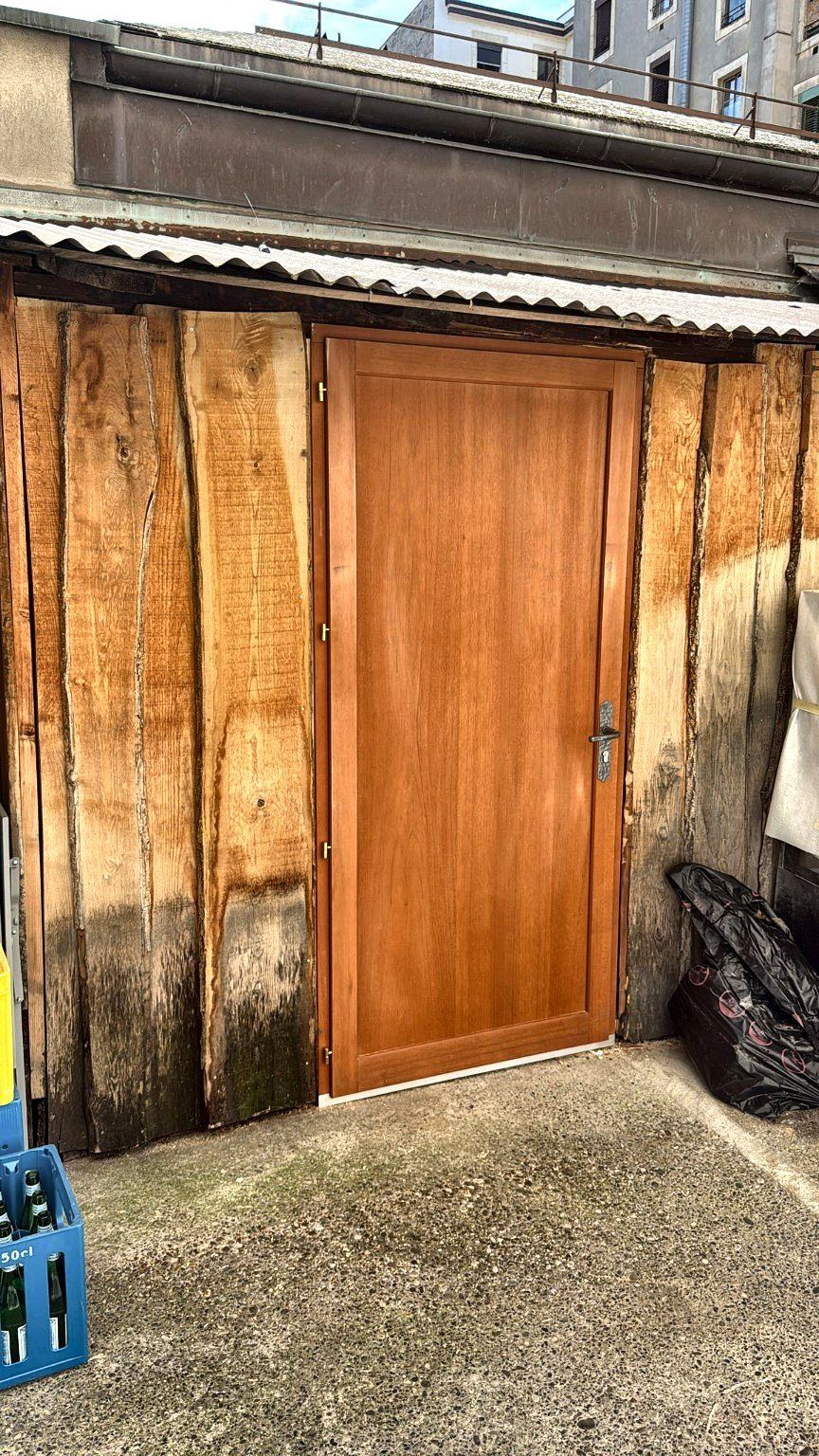 Cabanon en planches servant de cave à vin, rénové à Genève pour Mineral, avec sa porte changée