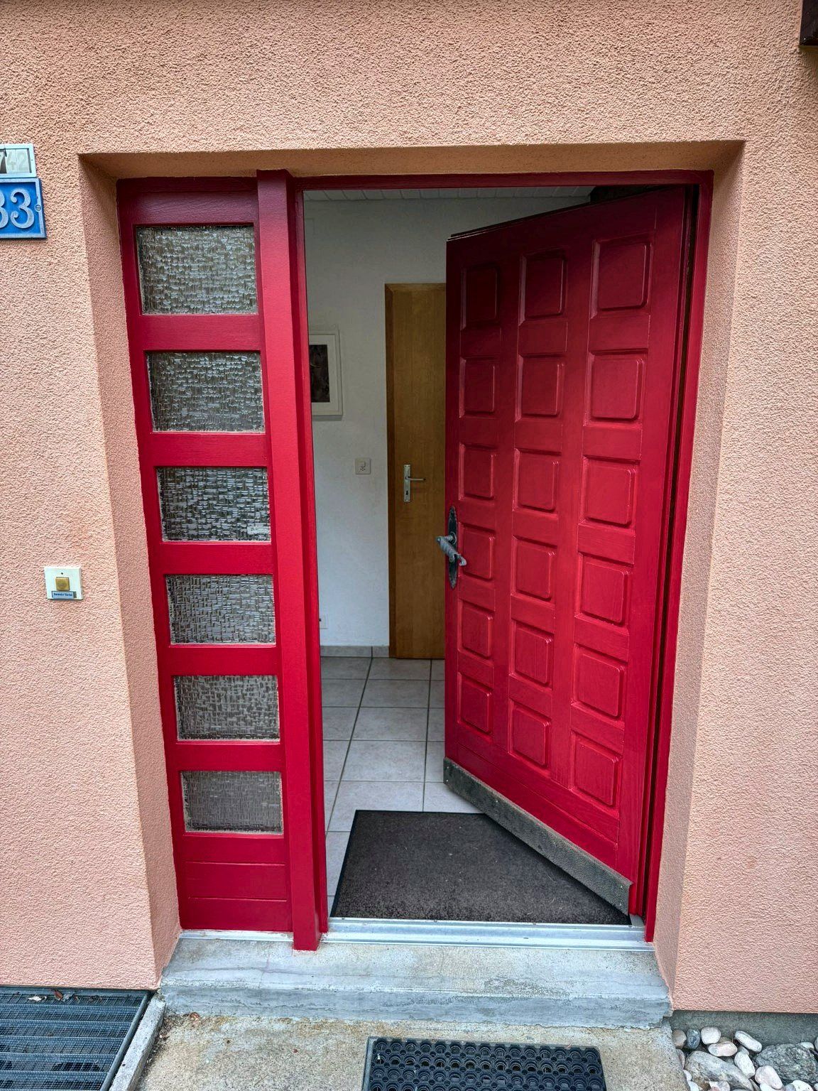 Porte d’entrée rénovée à Yverdon-les-Bains, vantail ouvert